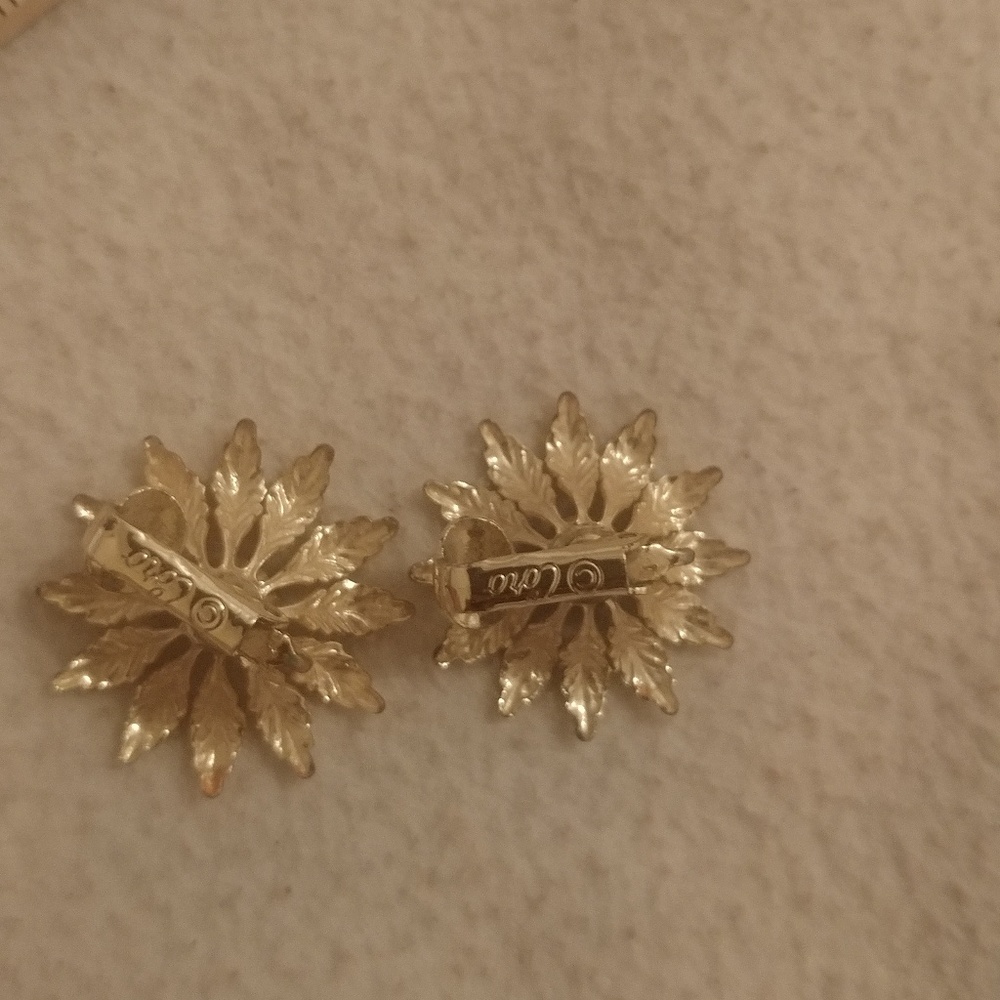 Vintage gold tone coro flower leaf crystal earring - Picture 4 of 6